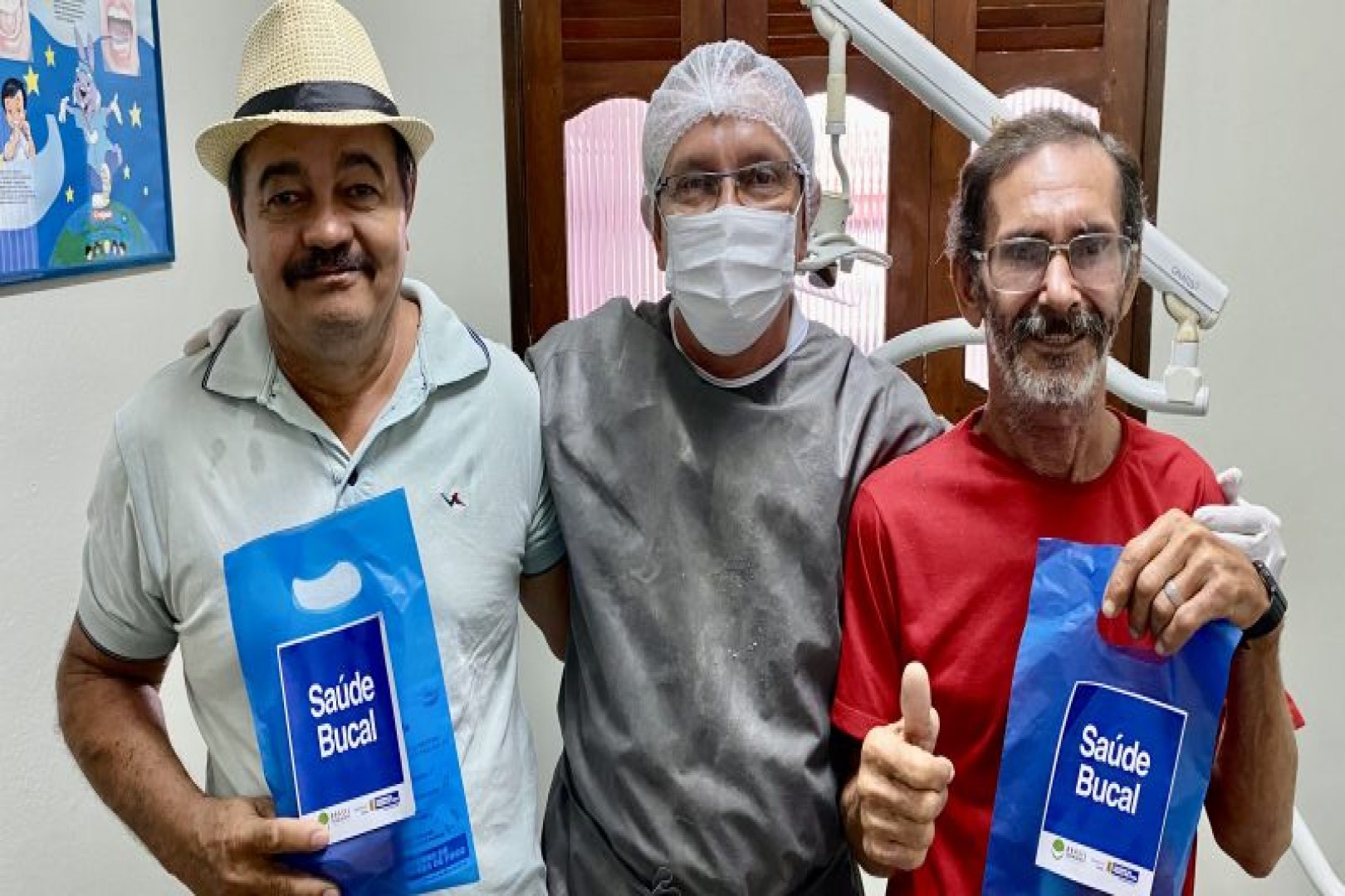 Prefeitura entrega próteses dentárias a usuários da rede de saúde de Pedras de Fogo