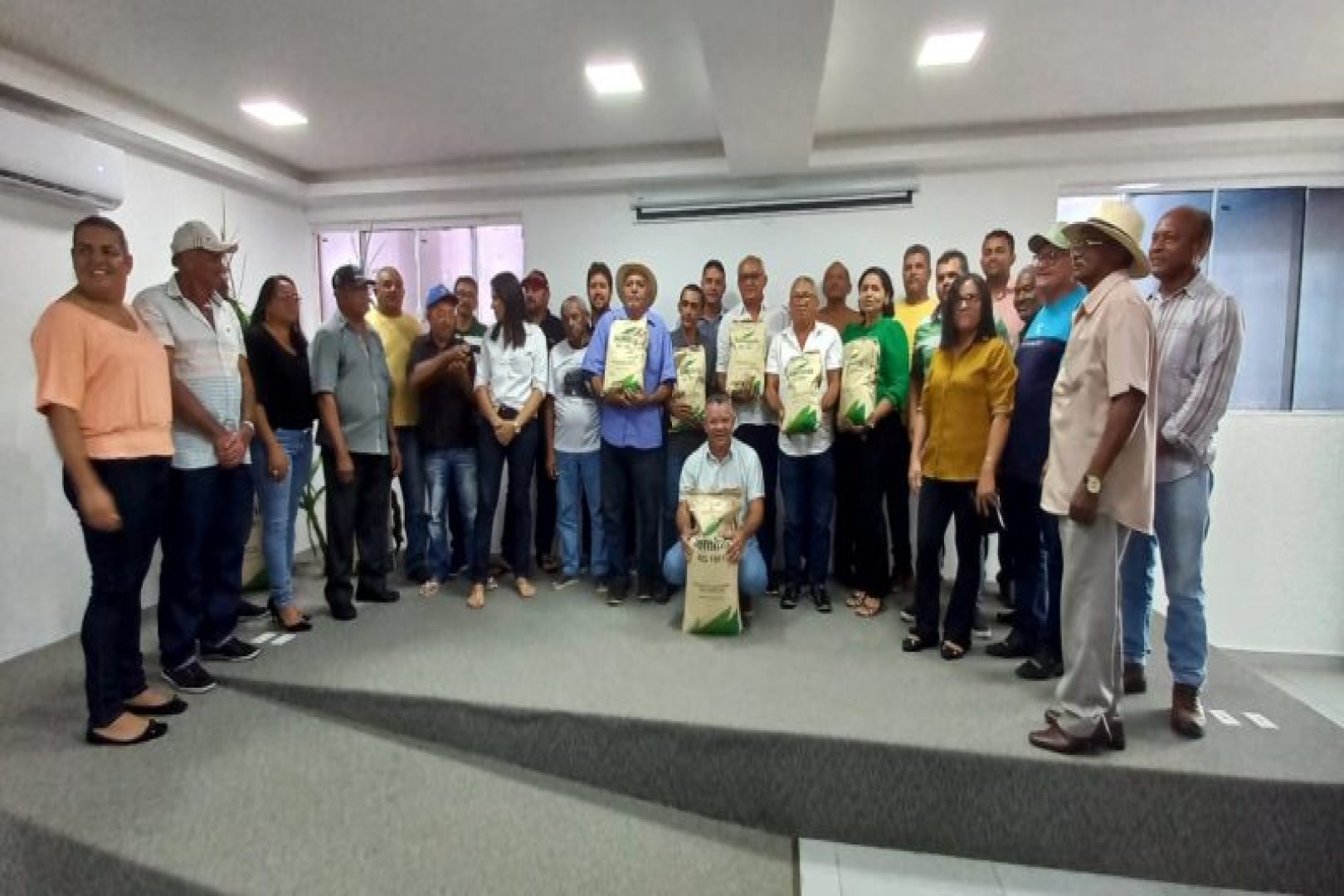 Prefeitura entrega uma tonelada de sementes de milho a agricultores de Pedras de Fogo