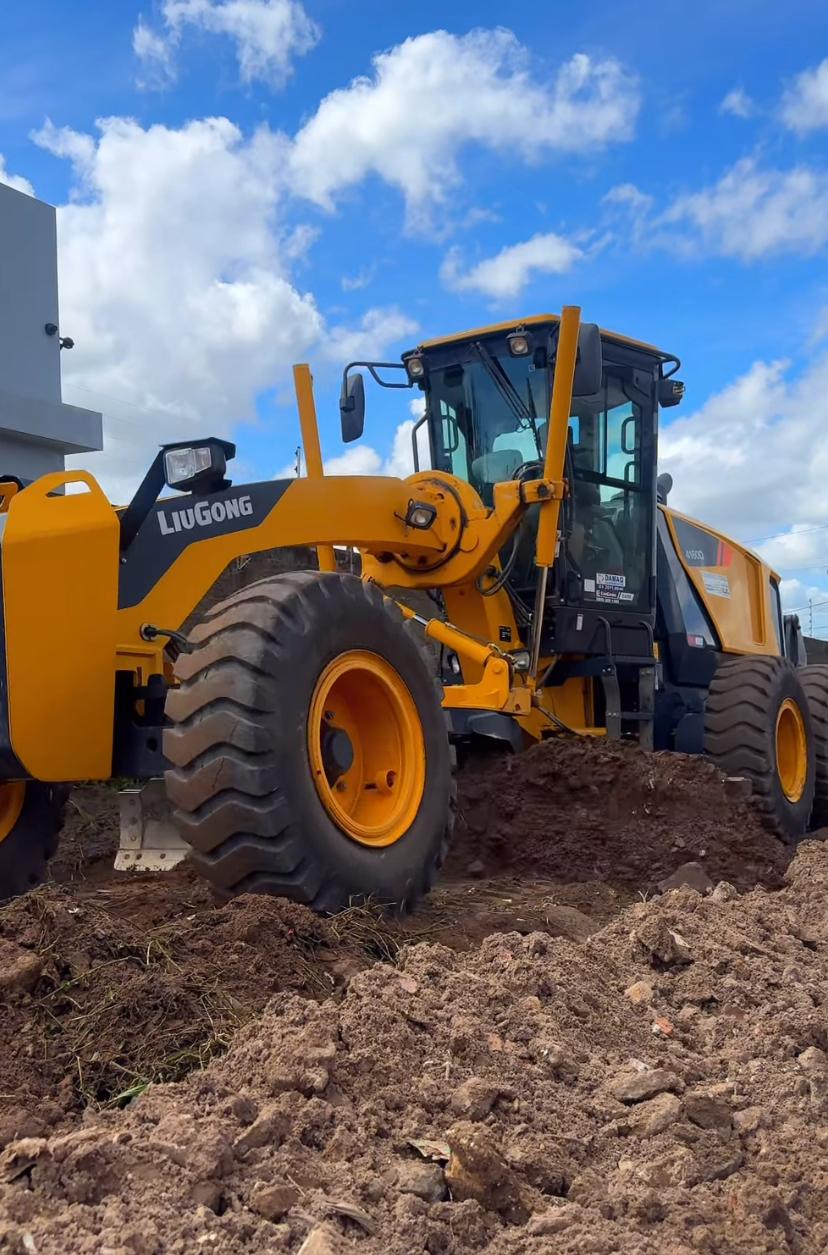 Secretaria de Infraestrutura realiza recuperação de rua