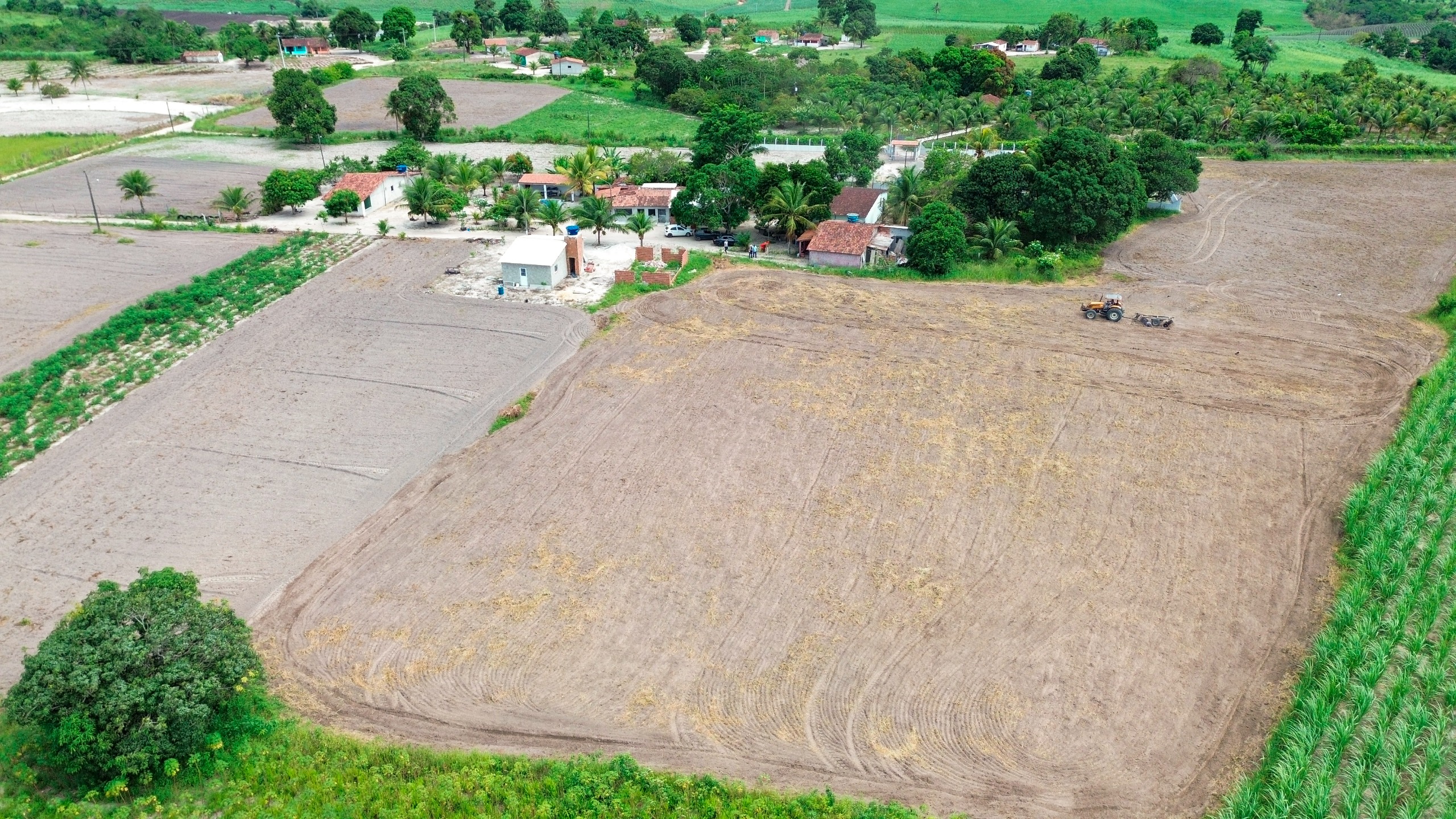 Imagem ilustrativa: Gestão municipal oferta 4 mil horas de corte de terra para agricultores plantarem sementes de milho