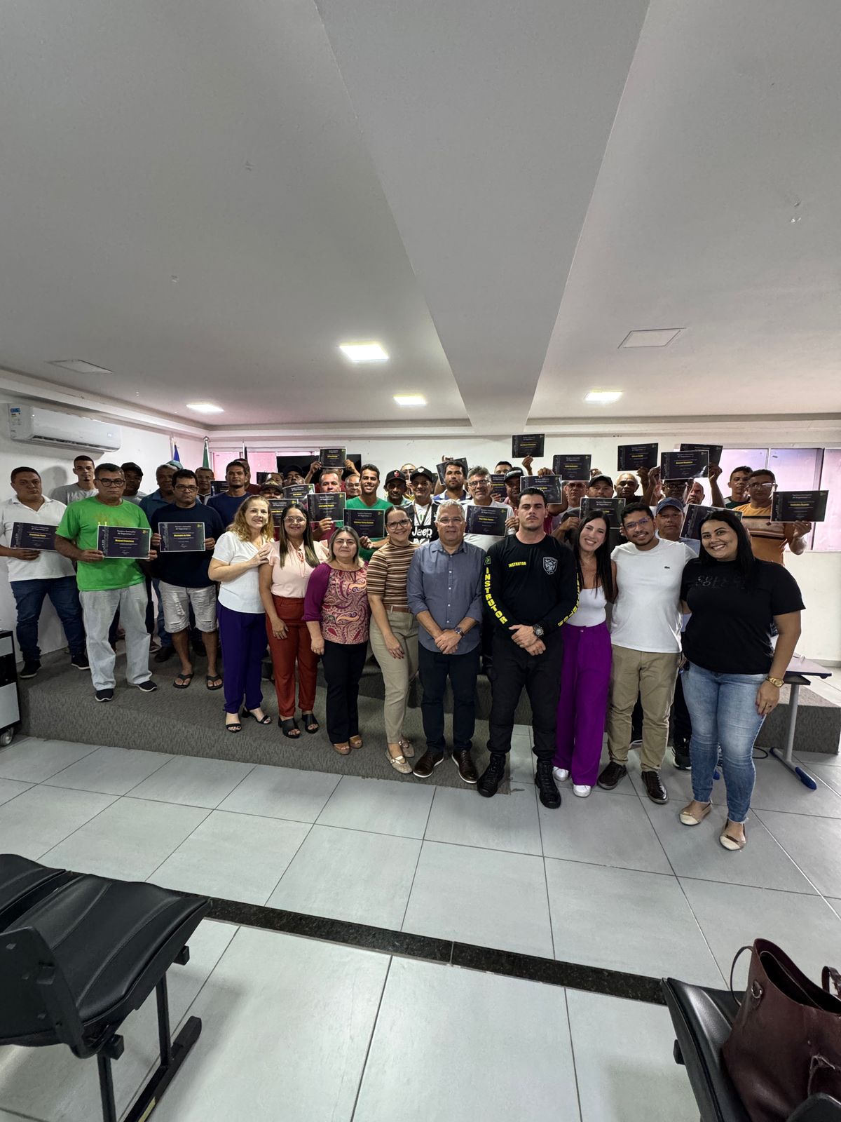 Imagem ilustrativa: Vigilantes recebem certificado de aperfeiçoamento profissional