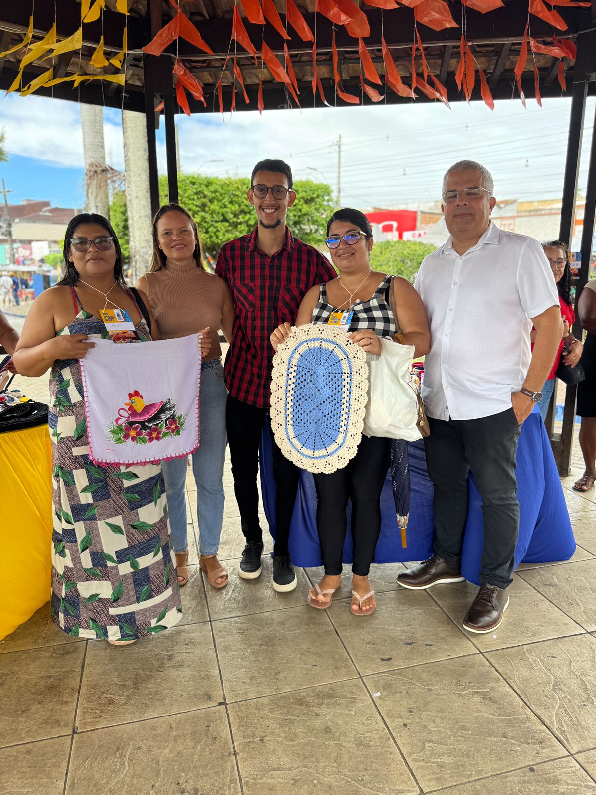 Imagem ilustrativa: Feira artesanal do CAPS movimenta a praça Ronaldo Ribeiro da Costa com criatividade, inclusão e solidariedade