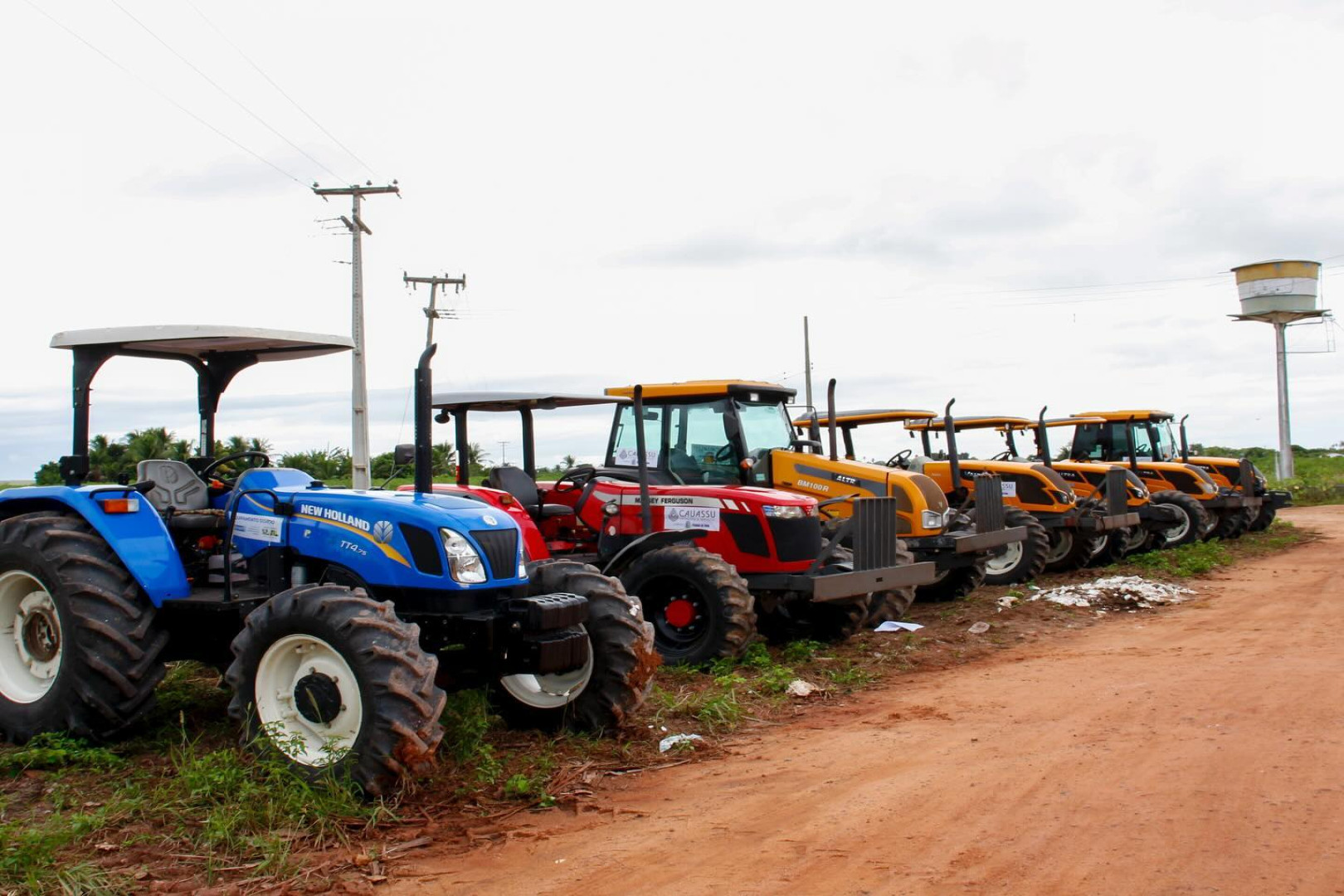 APOIO À AGRICULTURA FAMILIAR: PRODUTORES RECEBEM 4 MIL HORAS DE CORTE DE TERRA EM TODA ZONA RURAL DE PEDRAS DE FOGO