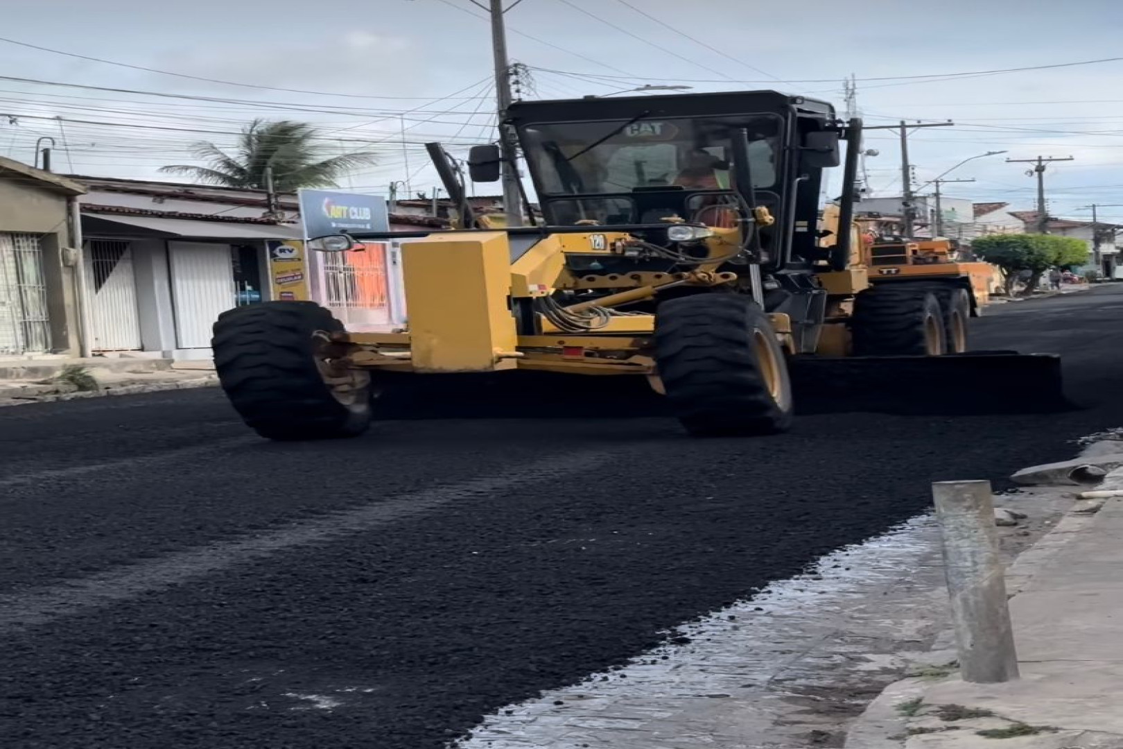 RUA HISTÓRICA DE PEDRAS DE FOGO, SEVERINO BORGES RECEBE ASFALTAMENTO