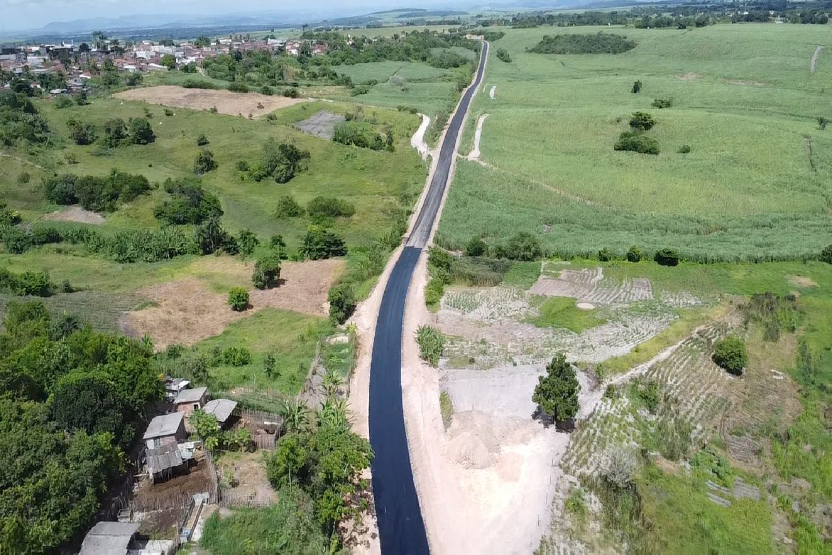 ALÇA VIÁRIA RECEBE MAIS DE 400 METROS DE ASFALTO E AVANÇA NA EXECUÇÃO