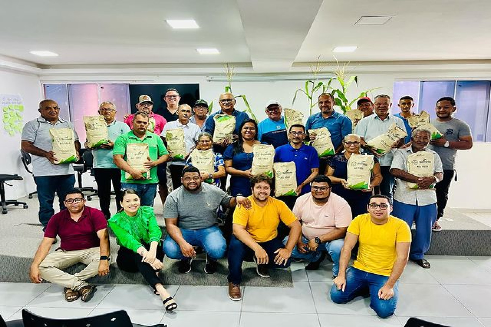 PREFEITURA DE PEDRAS DE FOGO DISTRIBUI 1.500 KG DE SEMENTES PARA AGRICULTORES LOCAIS