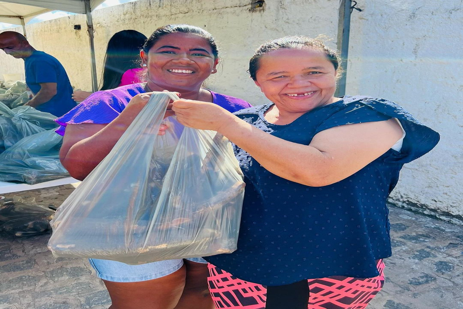 SECRETARIA DE DESENVOLVIMENTO SOCIAL ENTREGA 5 TONELADAS DE ALIMENTOS ÀS FAMÍLIAS DE PEDRAS DE FOGO