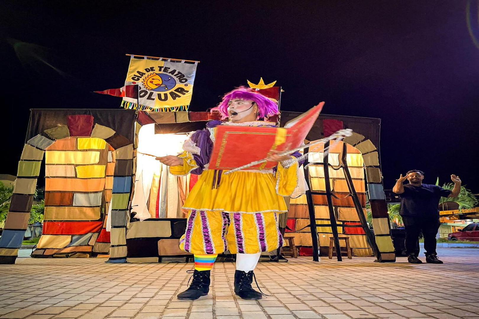 ESPETÁCULO "TRUPIZUPE: O MAIOR QUENGO DO NORDESTE" ENCANTA PEDRAS DE FOGO