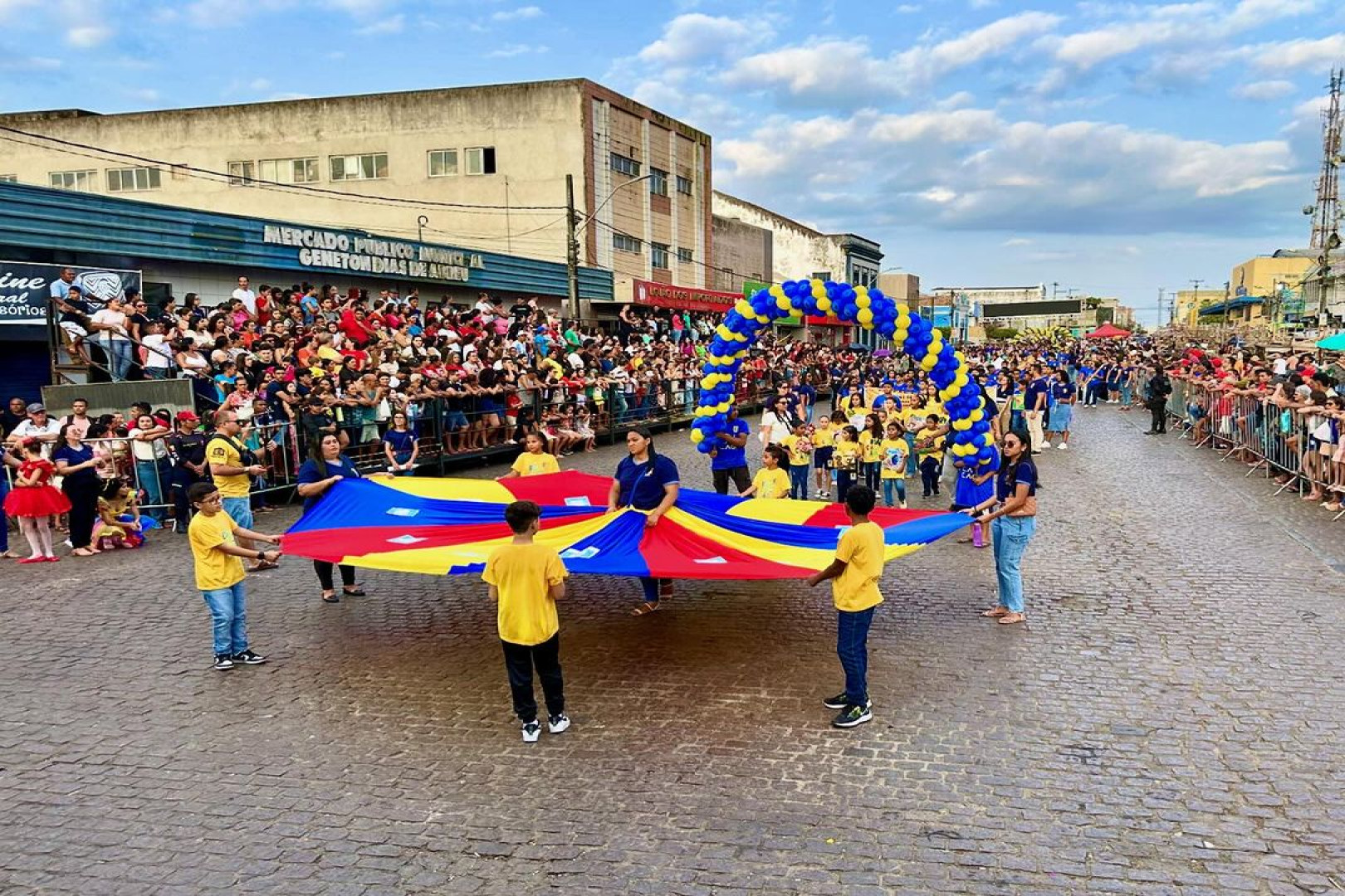 DESFILES DAS ESCOLAS ENCANTA CIDADE E ZONA RURAL