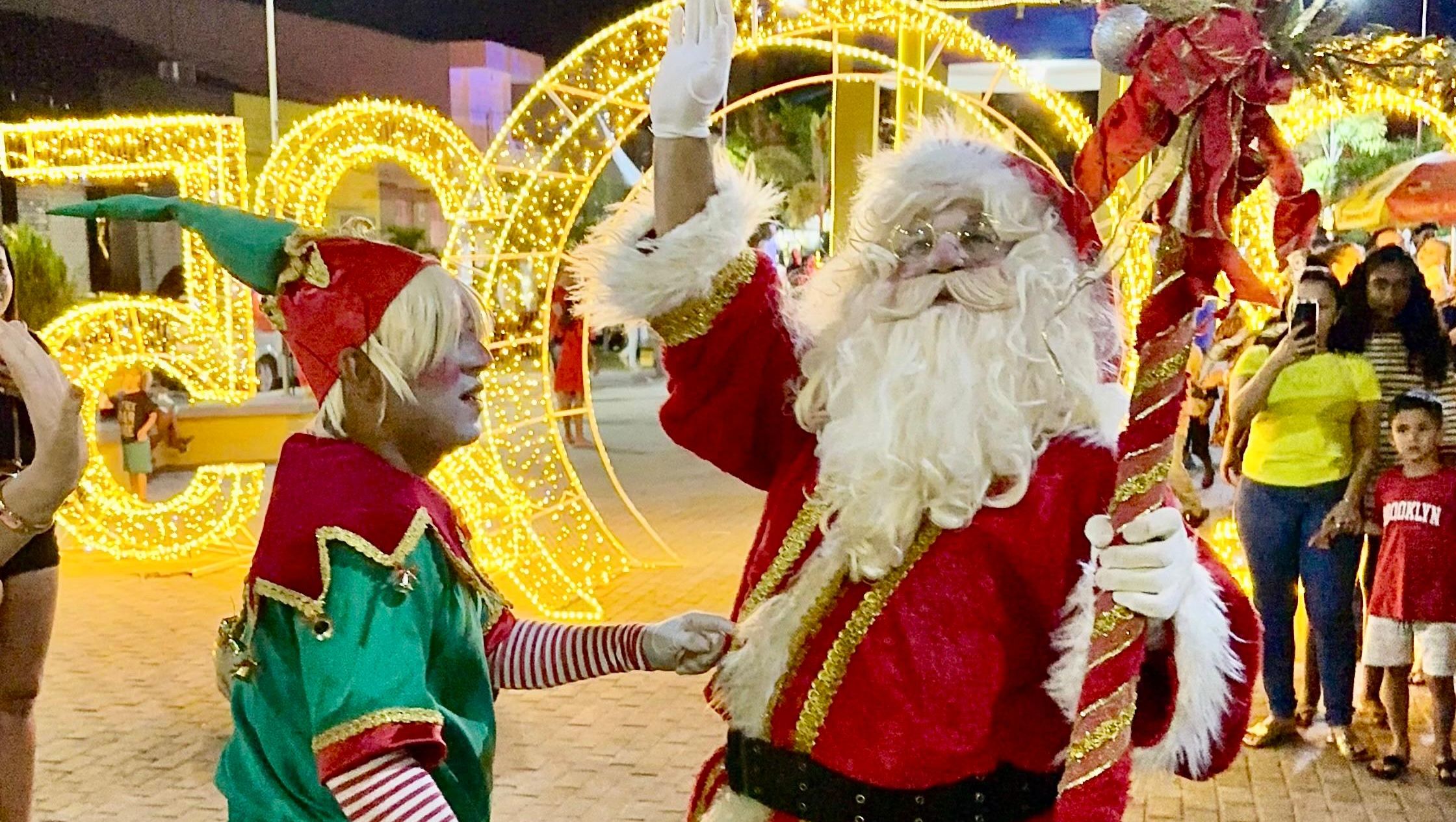 PAPAI NOEL ENCANTA POPULAÇÃO E DEIXA CLIMA DE NATAL AINDA MAIS FORTE NA CIDADE