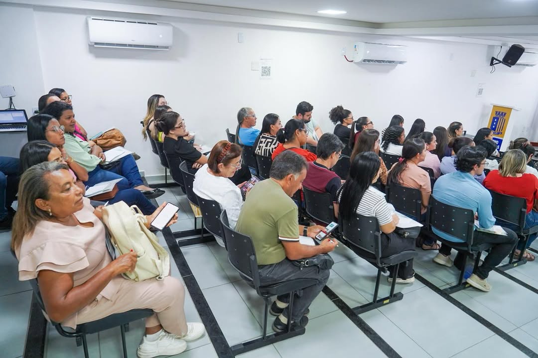 Cuidando da nossa gente com conhecimento.Ontem foi dia de capacitação em Pedras de Fogo. A Secre (4).jpg