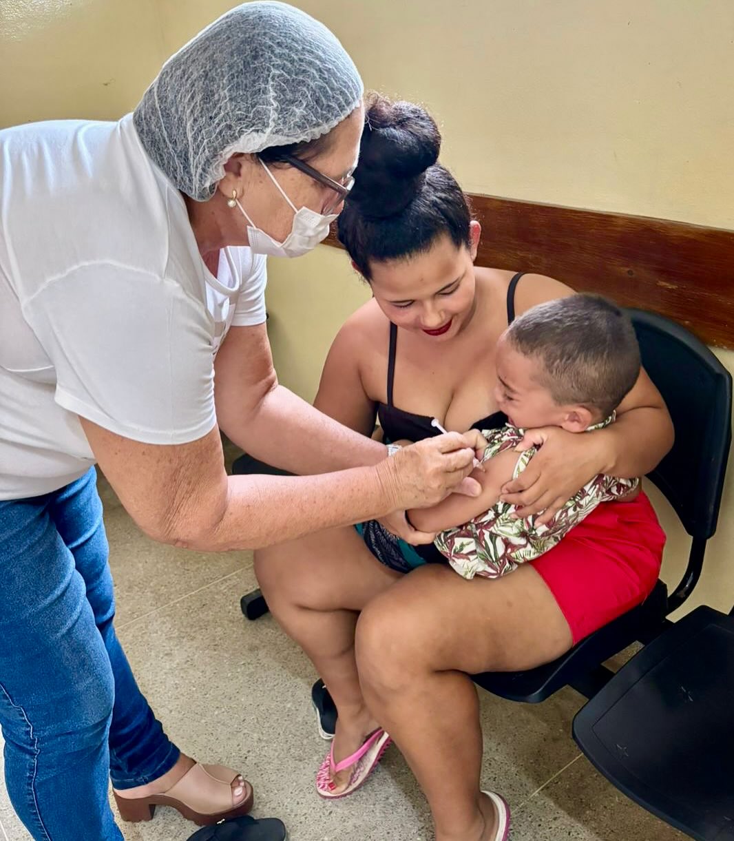 Hoje foi o Dia D de Vacinação contra a Influenza. Todas as Unidades Básicas de Saúde de Pedras de Fogo estiveram mobilizadas para proteger nossa população contra a gripe.A vacina é a melhor forma de prevenir ca (2).jpg