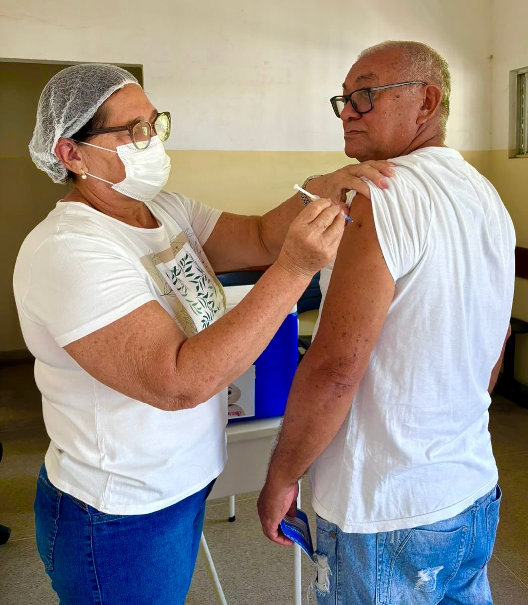Hoje foi o Dia D de Vacinação contra a Influenza. Todas as Unidades Básicas de Saúde de Pedras de Fogo estiveram mobilizadas para proteger nossa população contra a gripe.A vacina é a melhor forma de prevenir ca (7).jpg