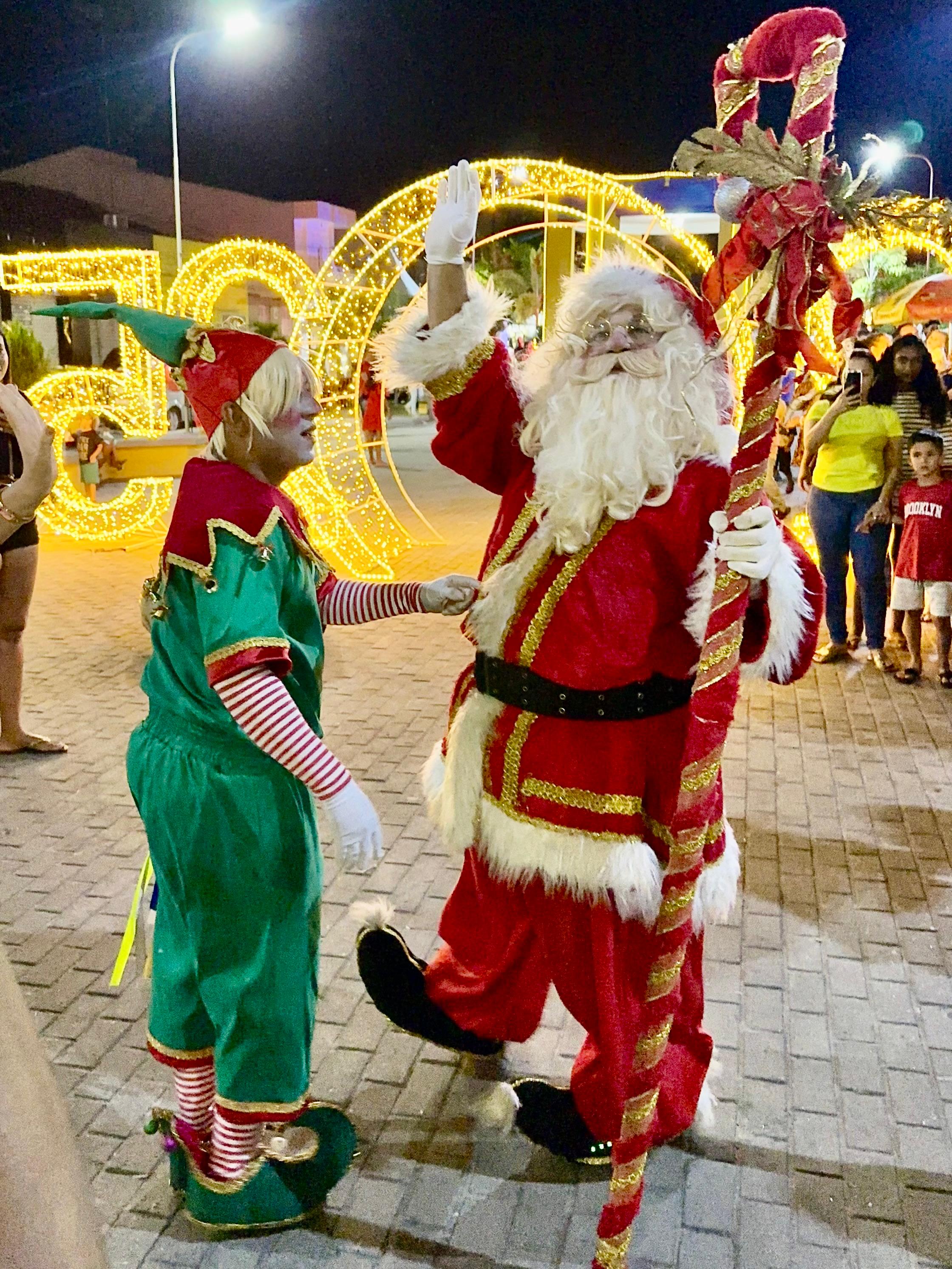 Imagem ilustrativa: PAPAI NOEL ENCANTA POPULAÇÃO E DEIXA CLIMA DE NATAL AINDA MAIS FORTE NA CIDADE